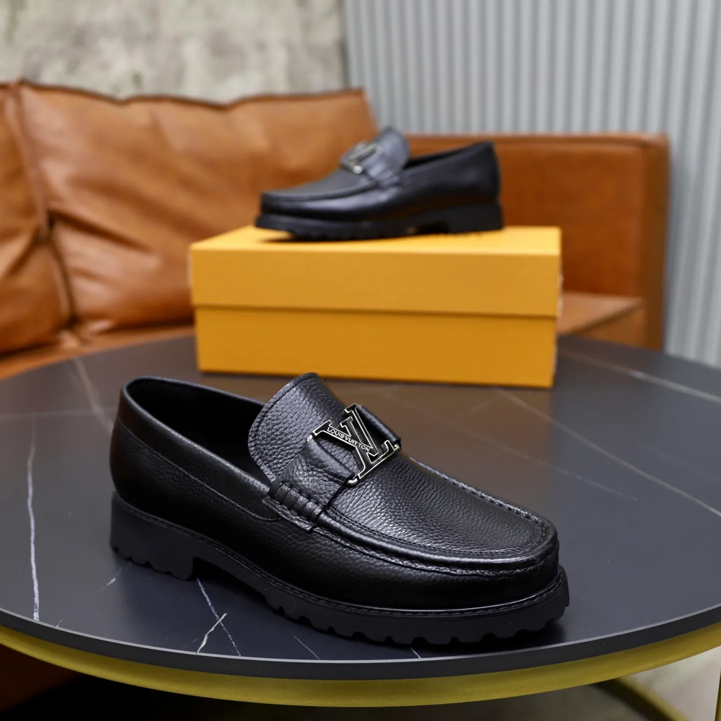 Ex-factory price: 600💰Louis Vuitton LV men's classic Oxford shoes, men's business formal boutique leather shoes, classic style, almond kernel exquisite toe, ultimate art, the whole shoe is made of imported cow leather (open edge beads), carefully selected, fine pores, excellent gloss, soft texture, strong toughness, durable and not easy to deform, apricot fetal cowhide leather lining, soft and comfortable, sweat-absorbent and breathable. Foam outsole, original box and dust bag packaging! Size: 38–44 (45/46 customized)